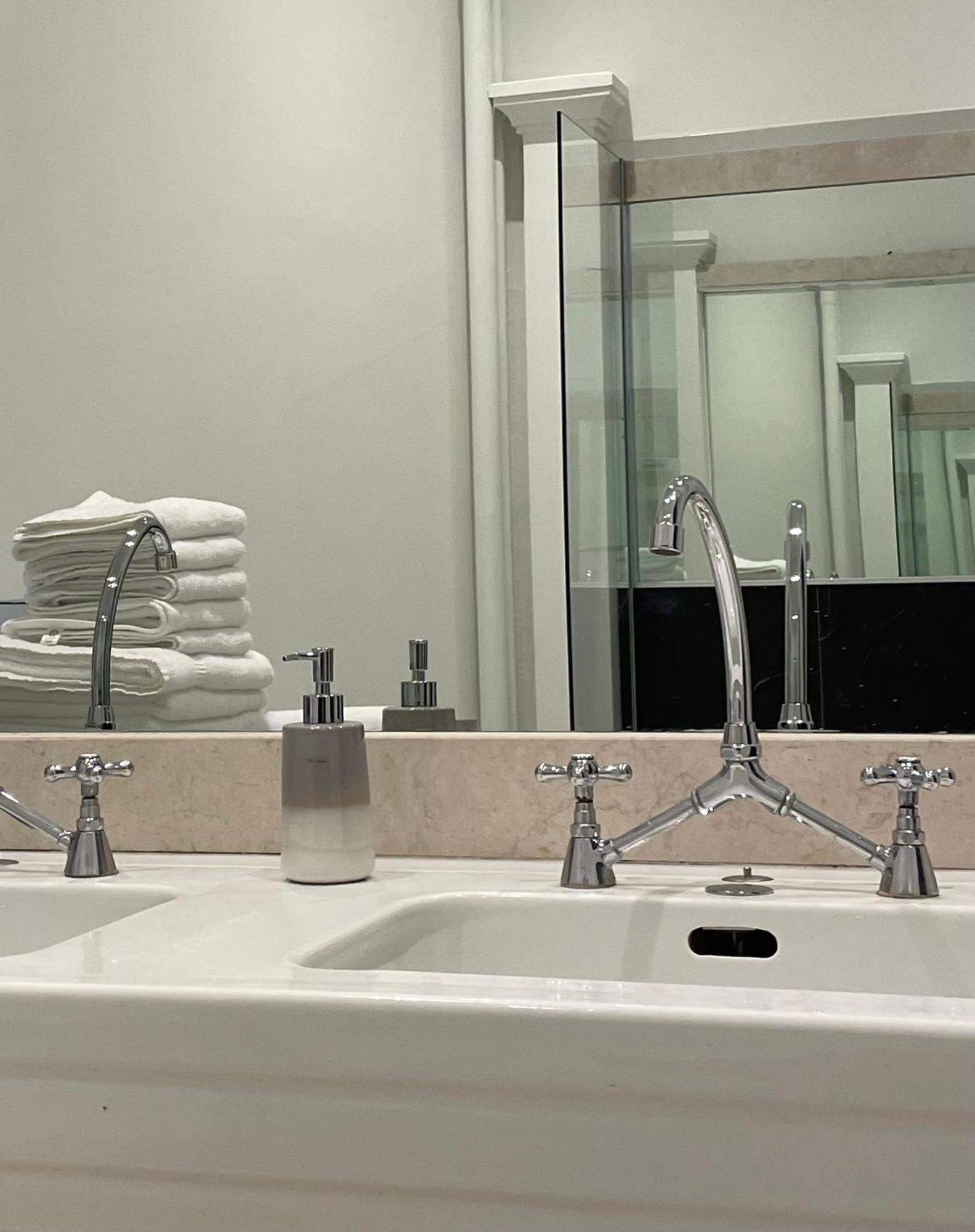 Grand Appartement D'Exception Au Chateau Randin Ecully Bagian luar foto